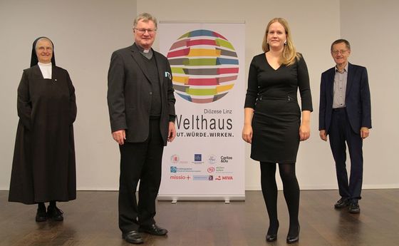V. l.: Sr. Michaela Pfeiffer-Vogl (Marienschwestern vom Karmel), Bischof Manfred Scheuer, Christine Parzer (MIVA), Matthäus Fellinger (Vorsitzender Welthaus)